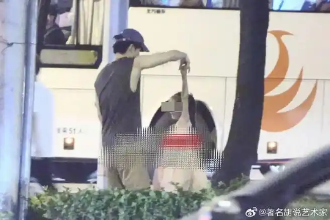 董子健路边和女儿跳舞##董子健和女儿路边跳舞互动