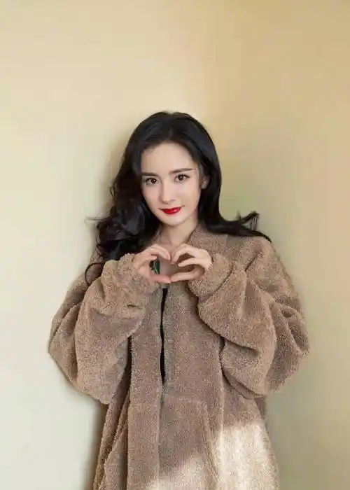 杨幂离开滤镜还是神颜吗最新视频吓到路人瞬间老了十岁