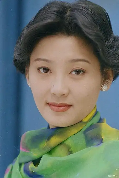 袁立晒黄金一代青涩照片,颜值碾压正当红女星,网友:图4最美