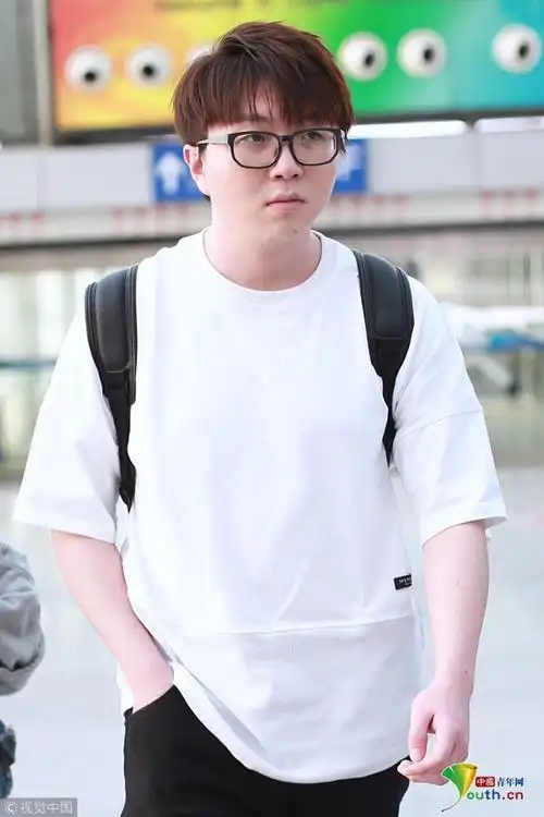 毛不易黑白配单手插兜耍帅 独自出行一脸没睡醒