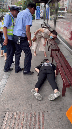 凯里一名女子晕倒在公交站台,耳部流血.