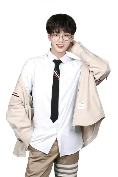 的证件照】入学第一天就赶着来拍证件照的学弟也太可爱啦@余景天-yjt