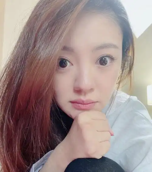 安以轩二胎卸货后首亮相,眨眼嘟嘴可爱卖萌,状态超好不像二胎妈|素颜