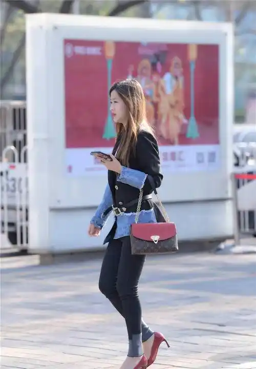 红色高跟鞋,搭配黑色紧身牛仔裤,拼接的设计,像是补丁一样_款式_美女