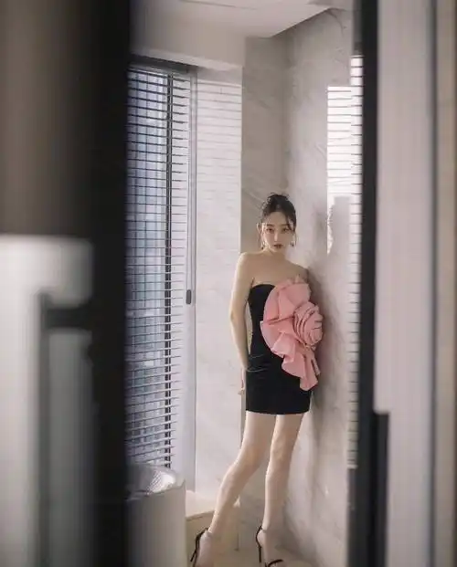 蒋梦婕简直是开挂,一袭蓝色抹身材裙时尚到"腰部",时尚又撩人_设计