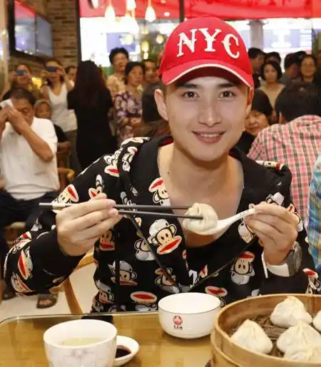 上海滑稽明星体验无锡美食 主持人路易现场探店