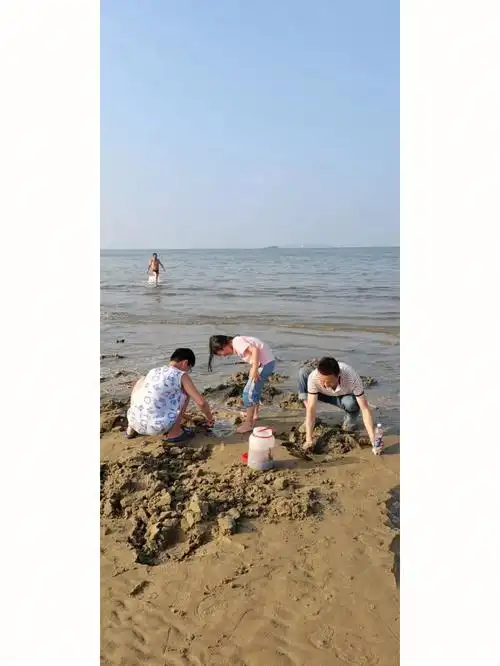 赶海的小姑娘光着小脚丫烟台