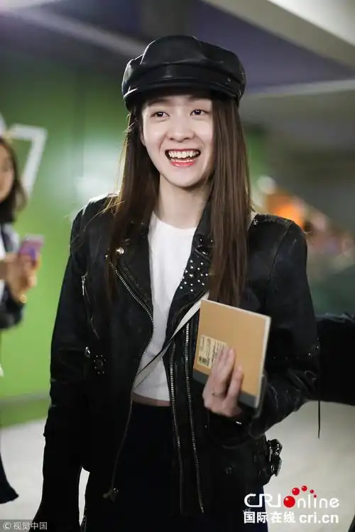 张雪迎歪头笑秀小虎牙穿皮衣戴皮帽变时尚girl