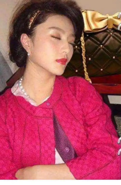 明星睡姿大曝光林更新销魂迪丽热巴睁眼睡倒数第一最特别