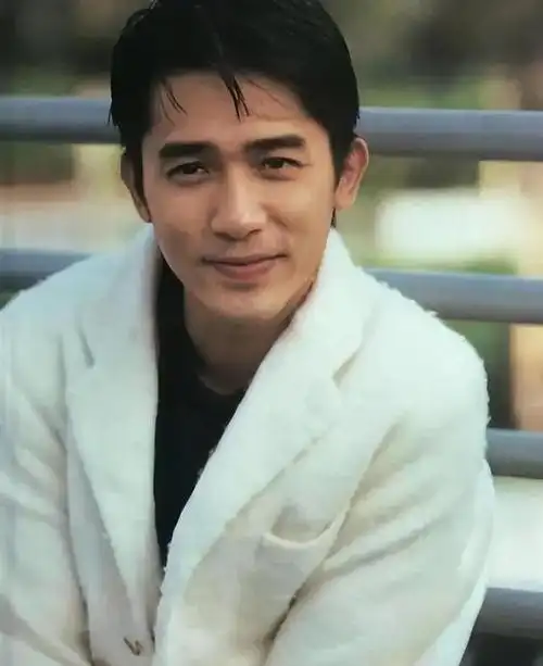 回顾事实证明61岁久居日本的梁朝伟已经走上了另一条大道