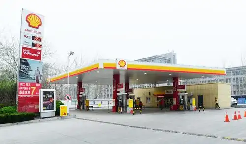 壳牌流动质检油品质量专家团队来到了济南二环南路的一家壳牌加油站