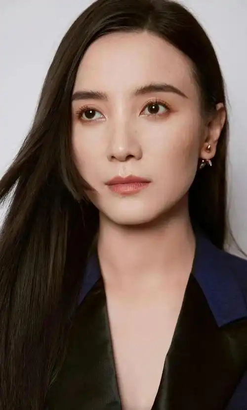 宋佳,1980年出生于哈尔滨,内地影视演员,歌手, 她身高1米73,体重52