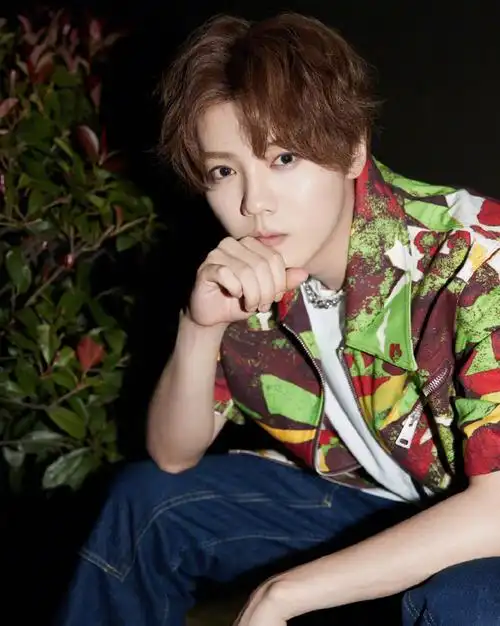 鹿晗身着撞色外套内搭白t出镜潮流街头风玩出最酷的时尚风格