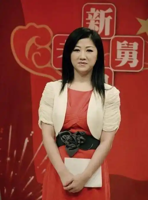 房海燕被开除后杨蕾接替她主持新老娘舅