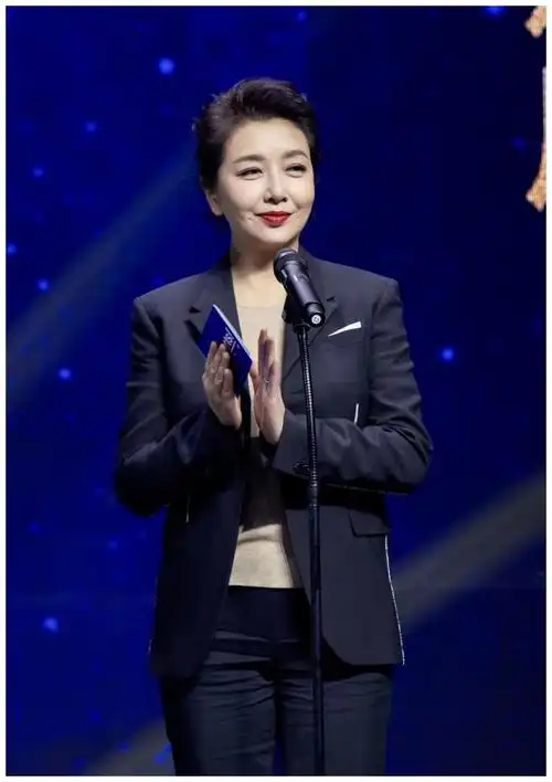 岁月沉淀的美人江珊, 一袭蓝色鱼尾裙高贵典雅, 美得无惧时光__财经