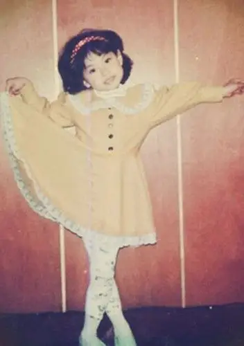 图宋茜小时候的照片曝光穿黑丝热舞美腿撩人