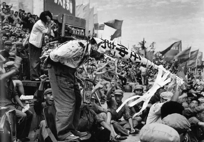 一些平日里颇受尊重的人被红卫兵押上操场,与"地富反坏右"黑五类份子