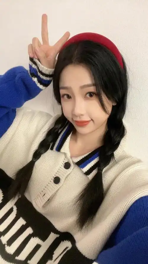 虞书欣丸子头蓝色大衣上班路透