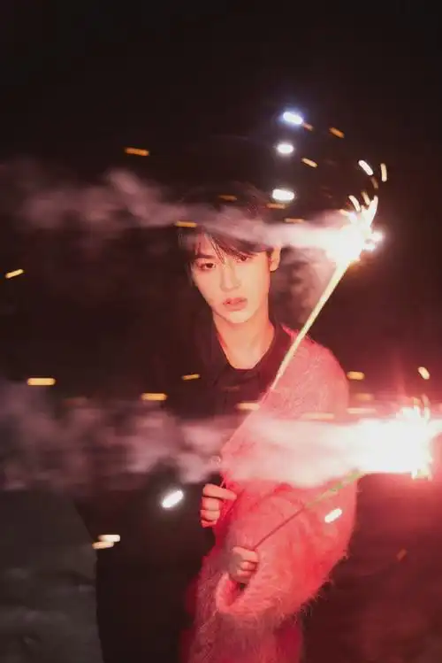 黄明昊夜幕烟花氛围感大片