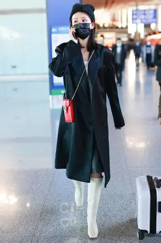 乔欣太会穿了缎面大衣配中筒靴手机包变身职场甜美小姐姐