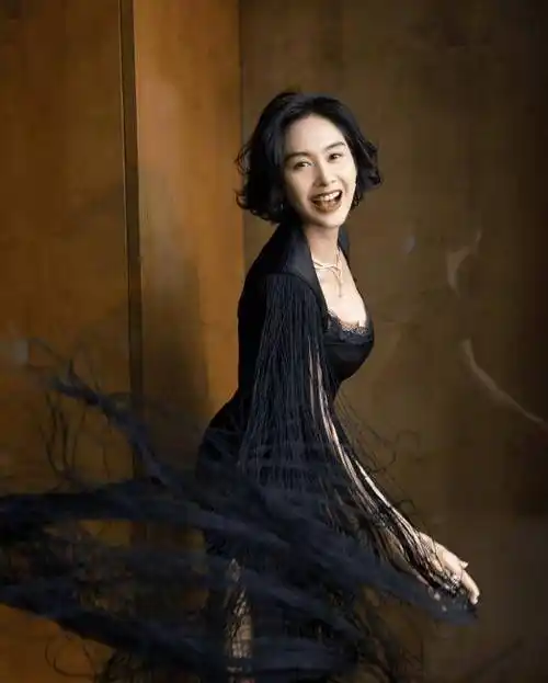 终于相信朱茵49岁了,活动生图法令纹明显,好在身材依旧丰满_造型_感觉