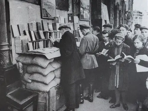 5张记录历史的老照片,苏联人看书真如高尔基所说:啃面包