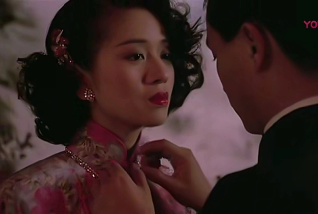 张国荣亲吻梅艳芳动图流出,踮脚太可爱,哥哥这个眼神太苏了!