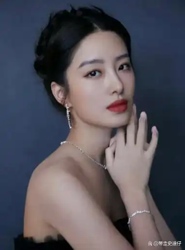 杨采钰背后的故事从跳级学霸到荧幕焦点的华丽蜕变