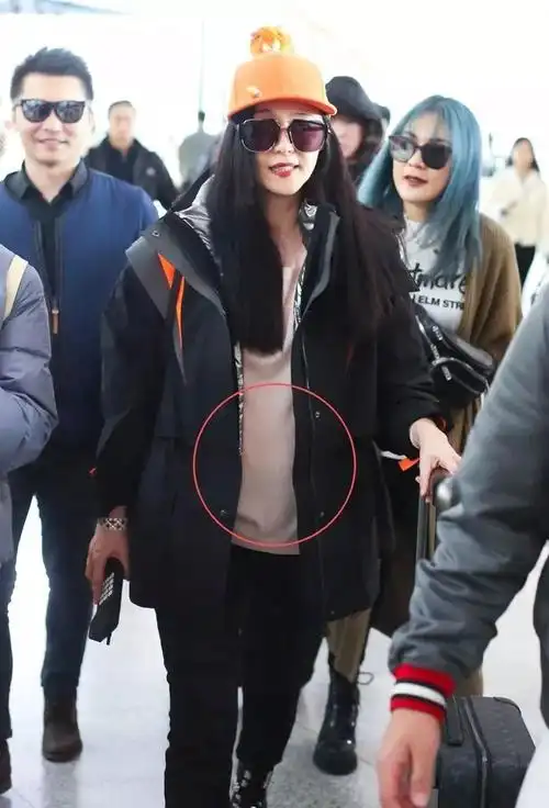 近日范冰冰现身营业,但是"大肚子"却被机场照暴露得明明白白.