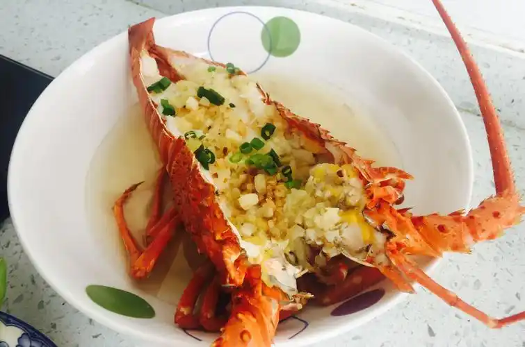 锅热下玉米油,火不用太大,大概6,7成热就可以了,入蒜蓉