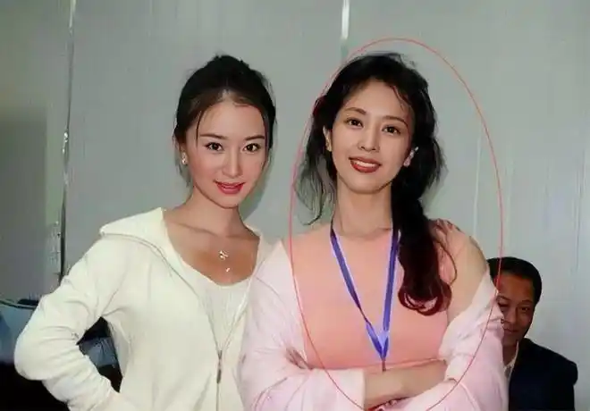 刘亦菲的妈妈刘晓莉长得比女儿还美两婚两离64岁仍单身