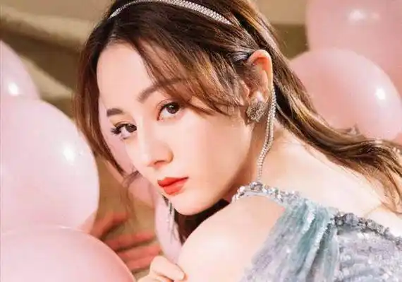 原创迪丽热巴首登开年杂志封面粉丝组织冲销量却又被内涵有恋情