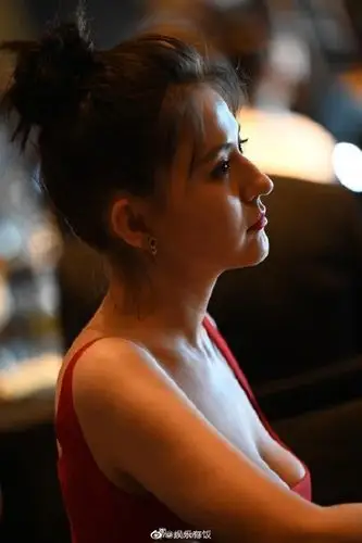 热依扎再穿吊带惊艳几何