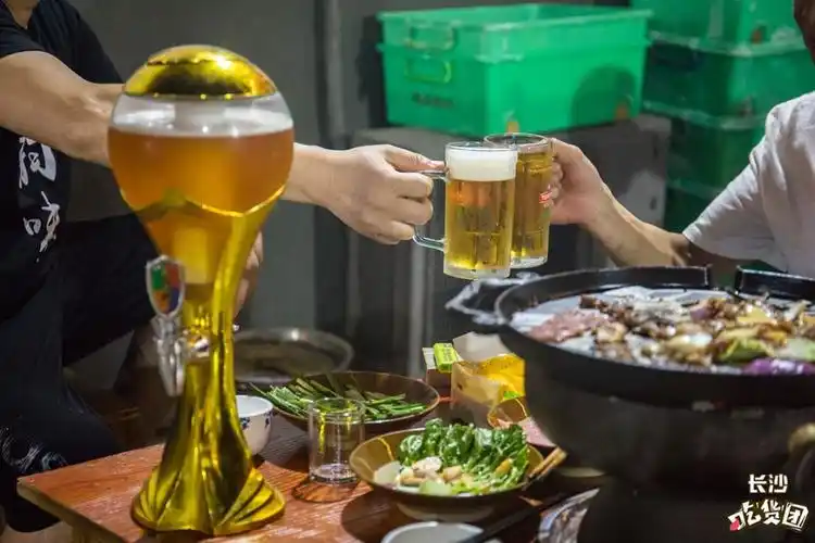 在小院里喝酒吃肉看球一顿宵夜红遍长沙体验正宗长沙老口子的夜生活