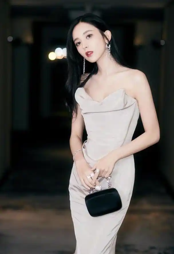 才情横溢的多面艺人 古力娜扎是中国内地备受瞩目的女星,以其惊艳的