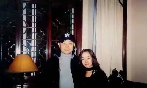 刀郎前妻杨娜:抛夫弃女40天后,刀郎爆火后再现,她后悔惨了?