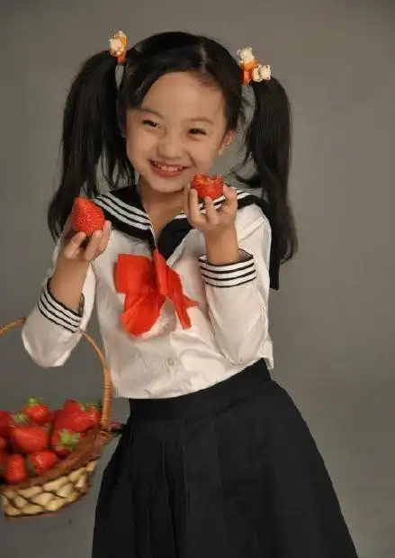 17岁的林妙可头发突然变黄,艺考之前竟然还有闲心摘草莓!