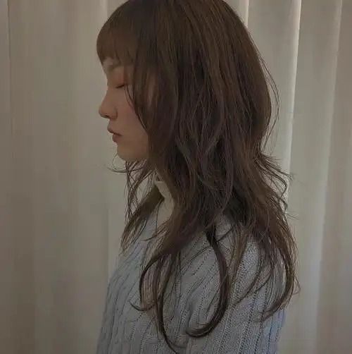 长碎发很时尚的