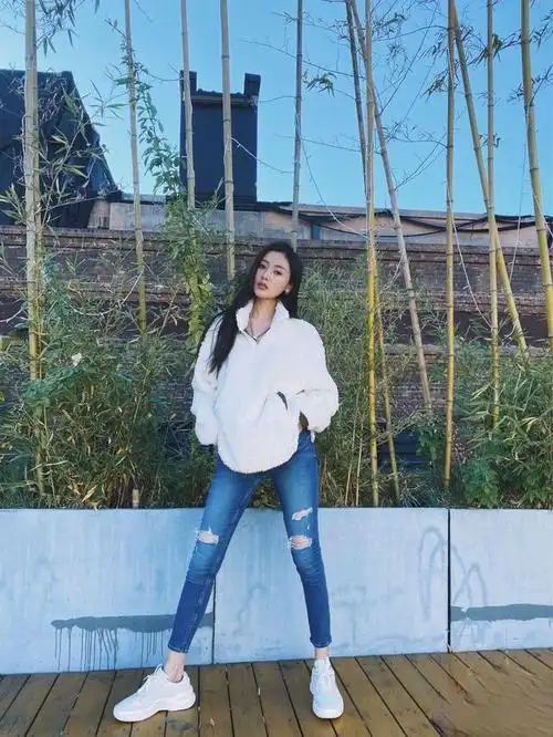 有一种时尚魅力叫张天爱穿白色运动装配卡其背心气质满分