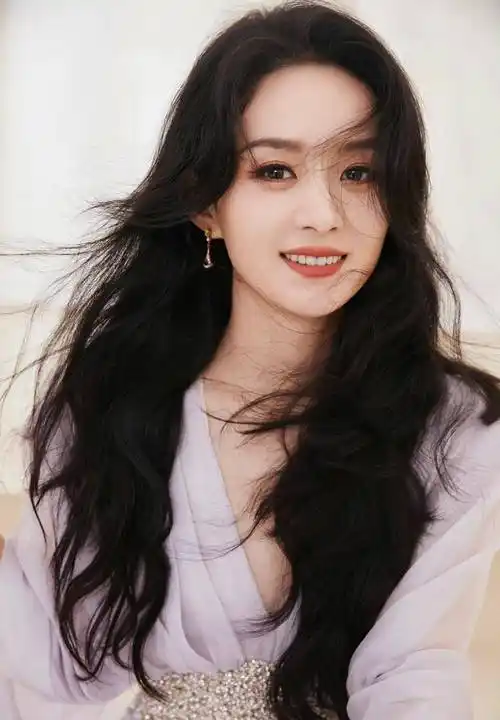 赵丽颖卷发纱裙亮相,华而不艳的造型,气质温柔且干净_上衣_时尚_黑色