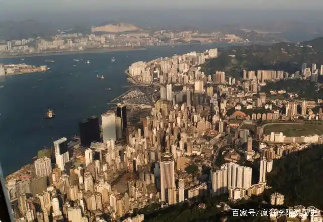 老照片:80年代的九龙寨城,繁华香港市内曾经的"罪恶之城"