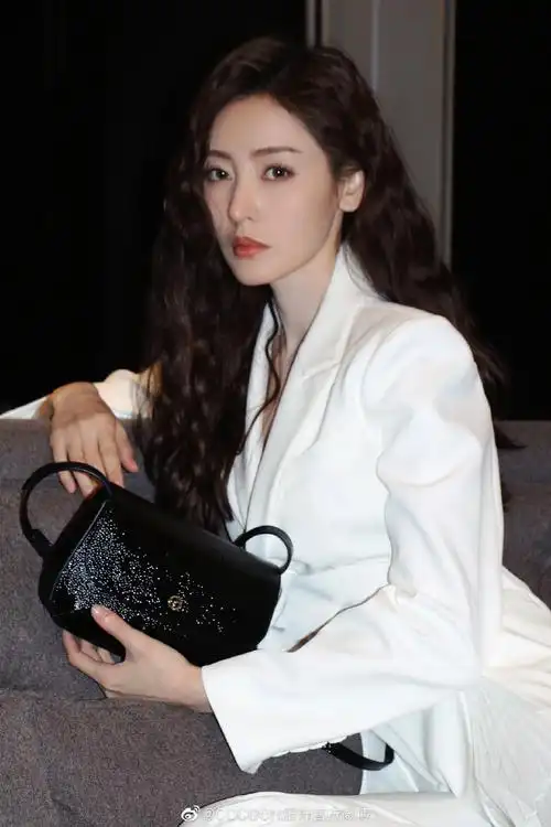 品牌代言人 张天爱身穿cocoon·23春季·花园系列白色西装套装把不一