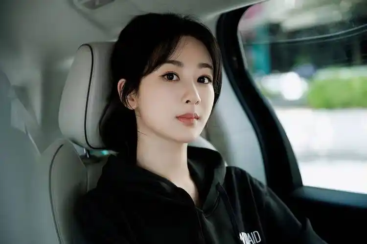 杨紫又去客串贾玲的新电影了?她的电影什么时候上啊?