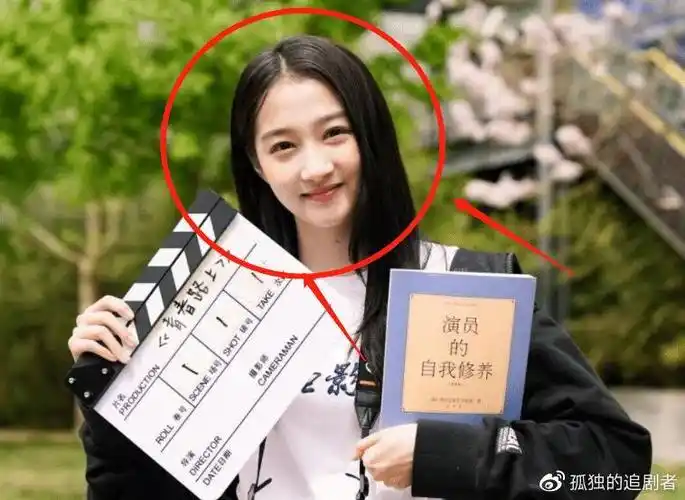 关晓彤回校拍毕业照,生图暴露了23岁的真实状态,这皮肤我看愣了