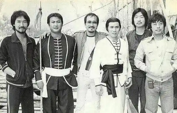 见面就揍欠钱赖账吃饭没菜成龙当年是怎么被洪金宝欺负的