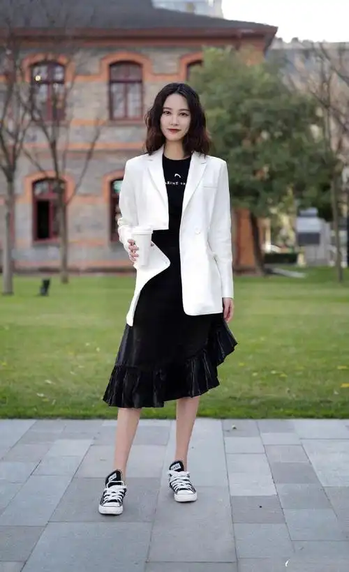 街拍:西装外套别小瞧,搭配对单品不止优雅气质,穿起来就成焦点