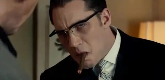 汤姆哈迪在2001年的时候出演自己的首部作品《兄弟连》出道;在同一年