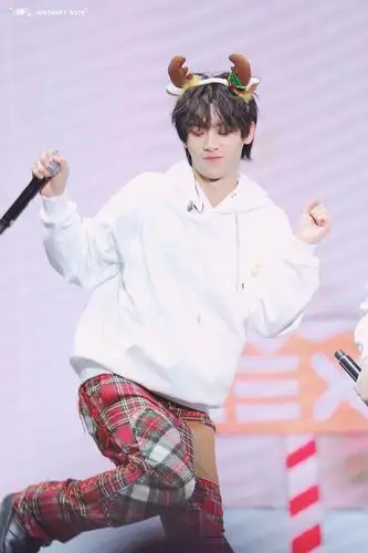 黄明昊,2002年2月19日出生于浙江温州,中国内地男歌手.