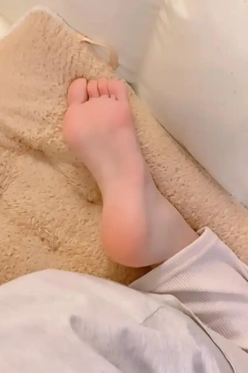 女生的脚 #这个脚好看 #美脚 #脚丫子 #小脚丫 - 抖音