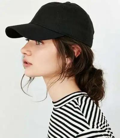 戴棒球帽适合什么发型学明星这样搭棒球帽让你美的冒泡